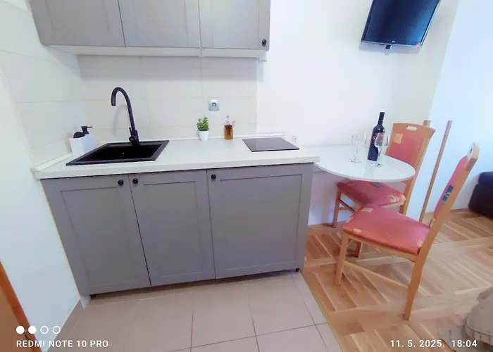 Kids Friendly Seaside - Sibenik Appartement